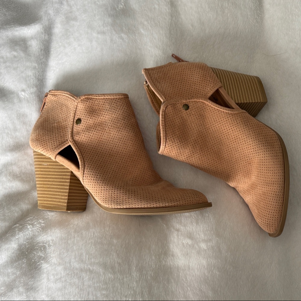 Qupid Women's Boots Ankle Beige Faux Suede Perforated Pattern Zipper Size 8